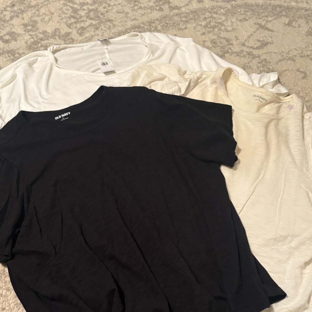 Old Navy Women's Black, White, and Cream Short Sleeve Tees bundle